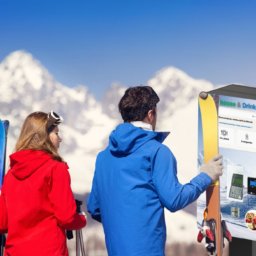 deux skieur devant la borne extérieure